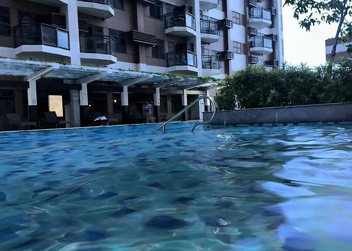 Bay Sunset With Balcony, Fast Wifi, Netflix, Pool, Gym & Sauna, Near Moa, Naia, Picc & Star City, Wfh Ready Apartment *