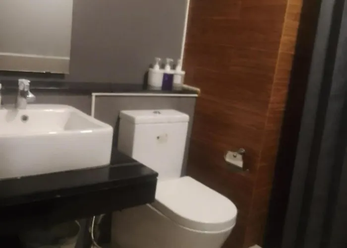 Sunset View With Balcony At The Radiance Bay, With Fast Wifi, Netflix, Pool, & Sauna, Near Moa, Naia, Picc & Star City, Wfh Ready - Pet Friendly Apartamento *