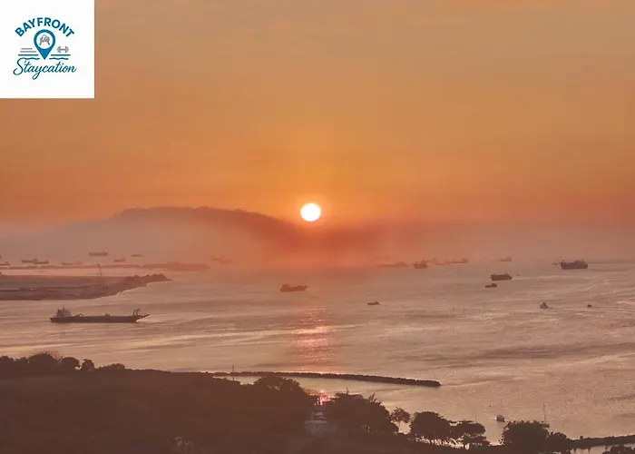 Bay Sunset With Balcony, Fast Wifi, Netflix, Pool, Gym & Sauna, Near Moa, Naia, Picc & Star City, Wfh Ready Apartment *