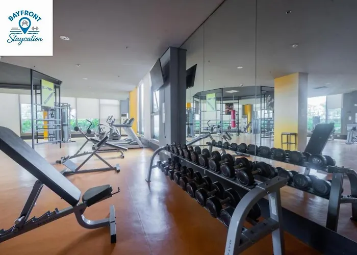 Apartment Bay Sunset With Balcony, Fast Wifi, Netflix, Pool, Gym & Sauna, Near Moa, Naia, Picc & Star City, Wfh Ready Manila