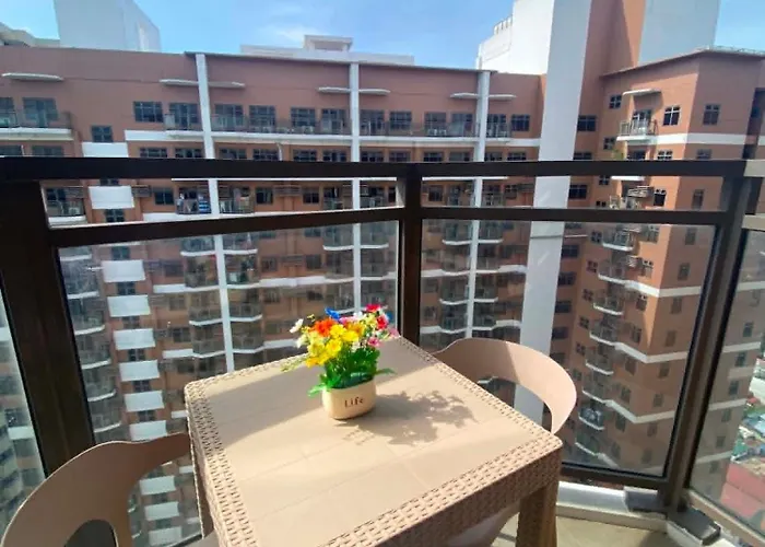 Sunset View With Balcony At The Radiance Bay, With Fast Wifi, Free Netflix, Pool, & Sauna, Near Moa, Naia Airport, Us Embassy, Picc & Star City, Wfh Ready - Pet Friendly *